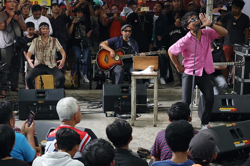 Ganjar Habiskan Sore Bareng Slank dan Anak Muda Semarang: Biar Tenang di Masa Tenang - Bagian 3