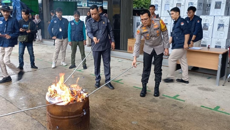 Pemilu 2024, KPU Bangka Barat Musnahkan Ribuan Surat Suara Rusak