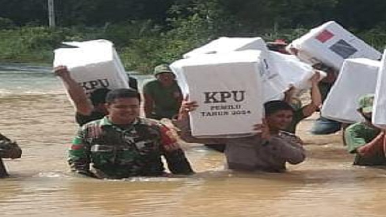 Potret Aparat Pikul Logistik Pemilu Seberangi Banjir di Lampung Utara