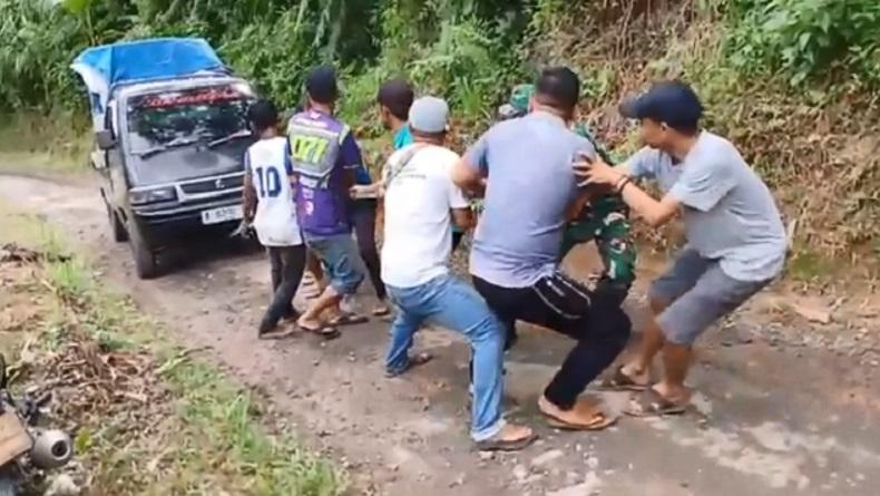 Viral Pikap Bawa Logistik Pemilu Ditarik Warga di Jalur Tanjakan Lebak