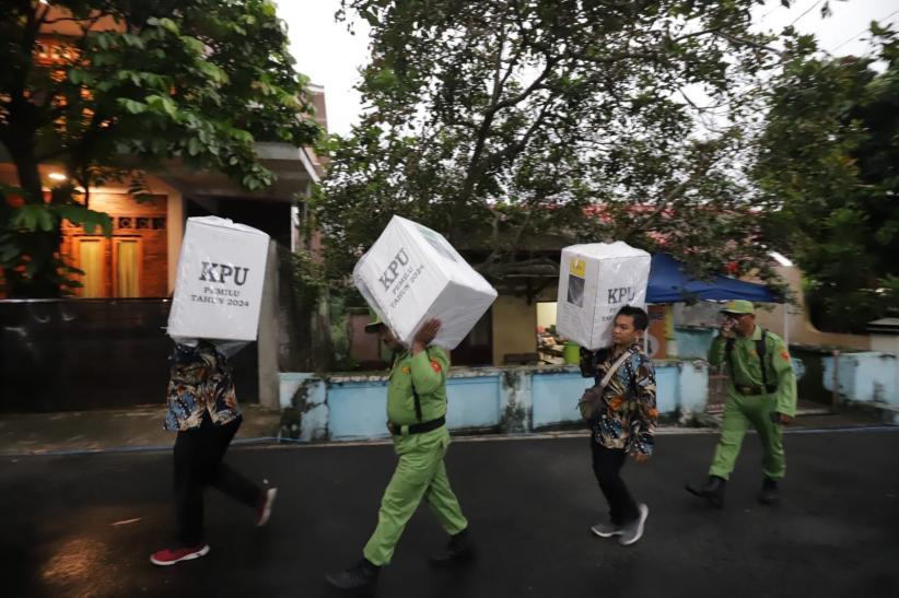 Suasana TPS 11 Lokasi Ganjar dan Keluarga Nyoblos - Bagian 4