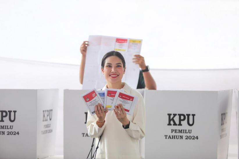 Angela Tanoesoedibjo dan Suami Nyoblos di TPS 13 Menteng - Bagian 1