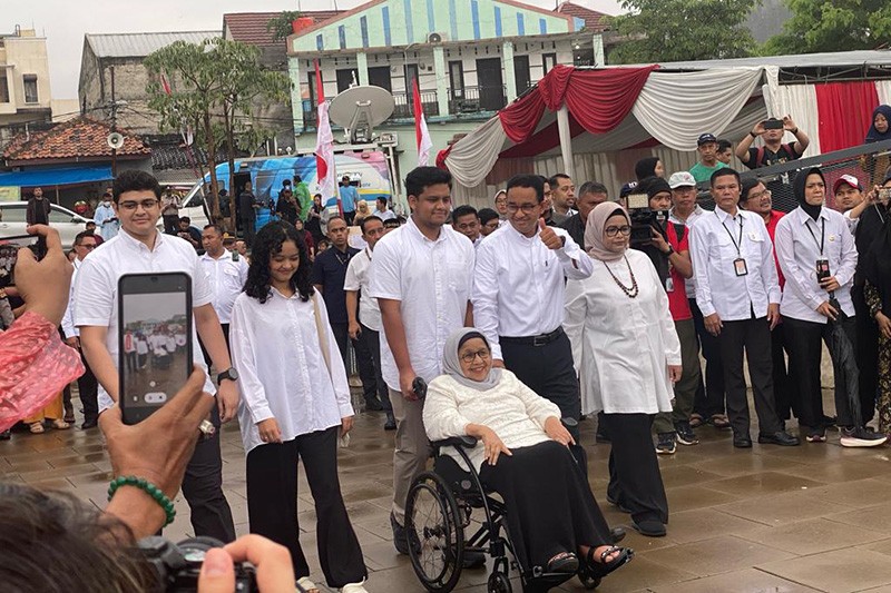 Anies Baswedan dan Keluarga Kompak Berbaju Putih di TPS 60 - Bagian 2