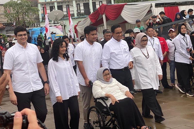 Anies Baswedan dan Keluarga Kompak Berbaju Putih di TPS 60 - Bagian 1
