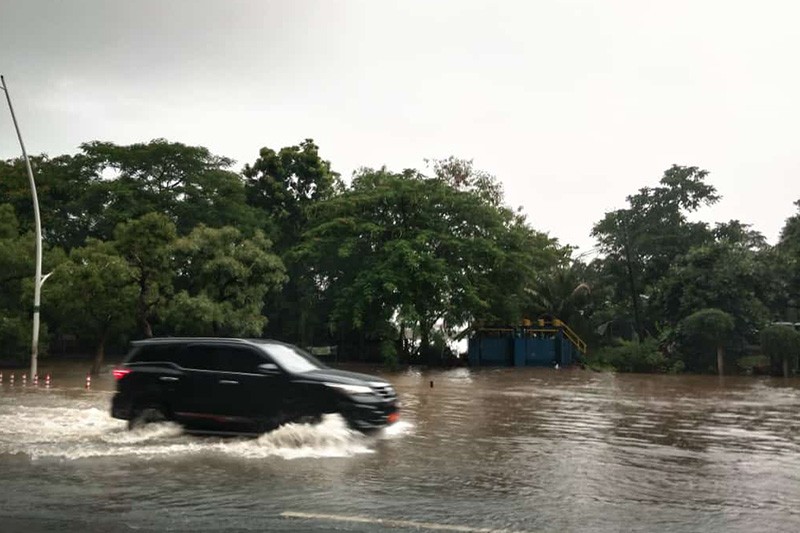 Kali Meluap, Jalan Bypass Jaktim Terendam Banjir - Bagian 1
