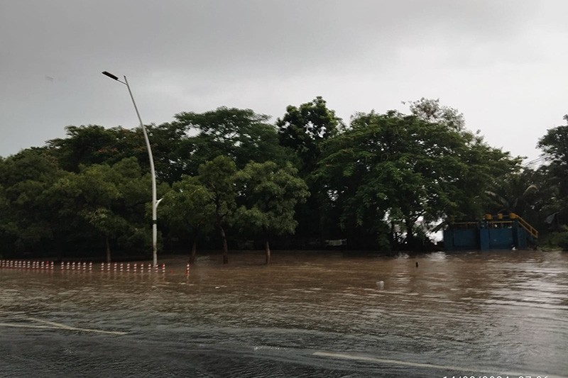 Kali Meluap, Jalan Bypass Jaktim Terendam Banjir - Bagian 3