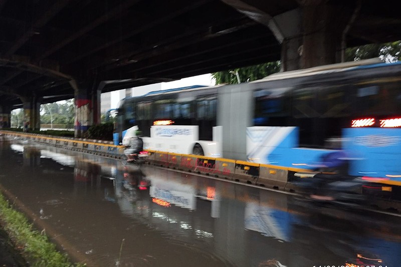 Kali Meluap, Jalan Bypass Jaktim Terendam Banjir - Bagian 4
