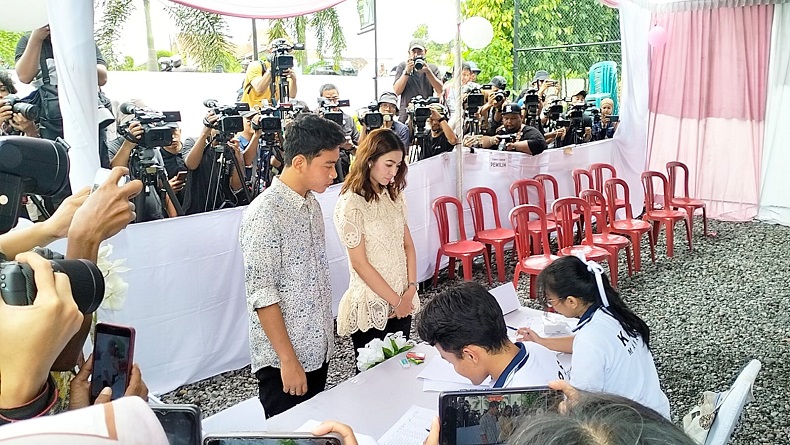 Gibran Nyoblos di TPS 34 Solo, Diberondong Pertanyaan Pilpres 1 Putaran