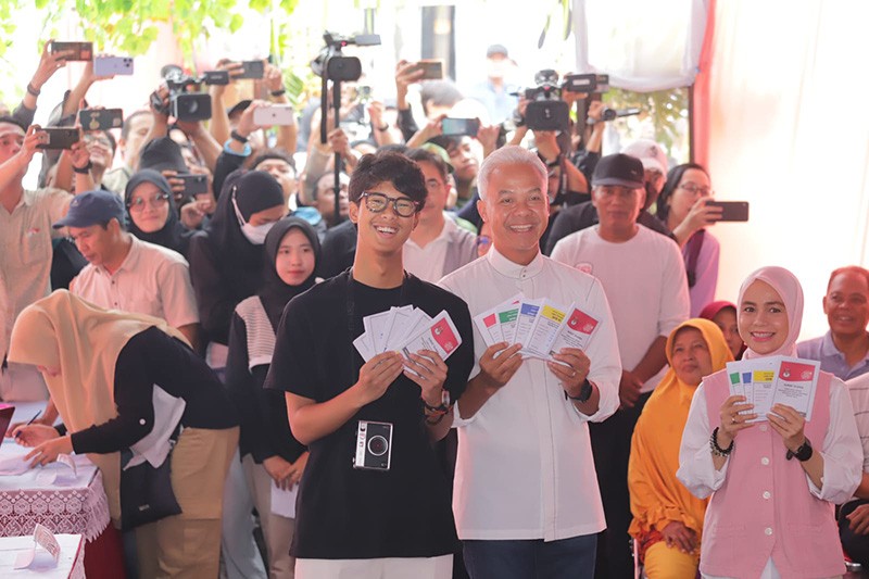 Momen Ganjar Pranowo, Siti Atikoh dan  Alam Ganjar Nyoblos di TPS 11 - Bagian 2