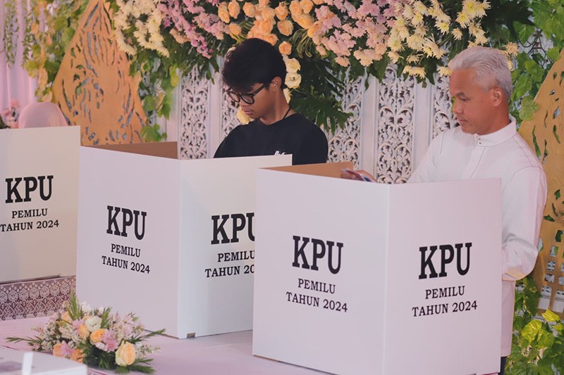Momen Ganjar Pranowo, Siti Atikoh dan  Alam Ganjar Nyoblos di TPS 11 - Bagian 3