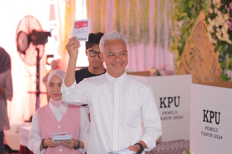 Momen Ganjar Pranowo, Siti Atikoh dan  Alam Ganjar Nyoblos di TPS 11 - Bagian 5