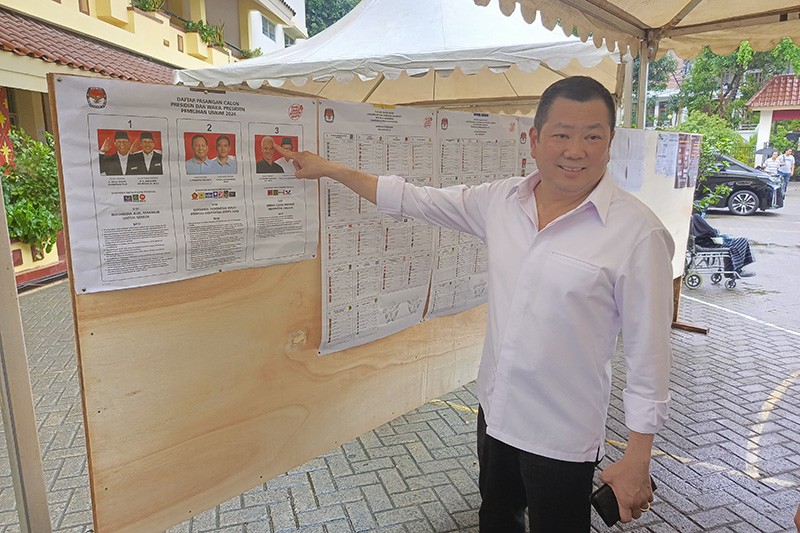 HT dan Keluarga Berikan Hak Suara Pemilu 2024 di TPS 02 Rawa Barat - Bagian 2