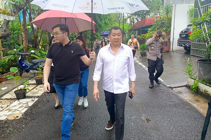 HT dan Keluarga Berikan Hak Suara Pemilu 2024 di TPS 02 Rawa Barat - Bagian 1