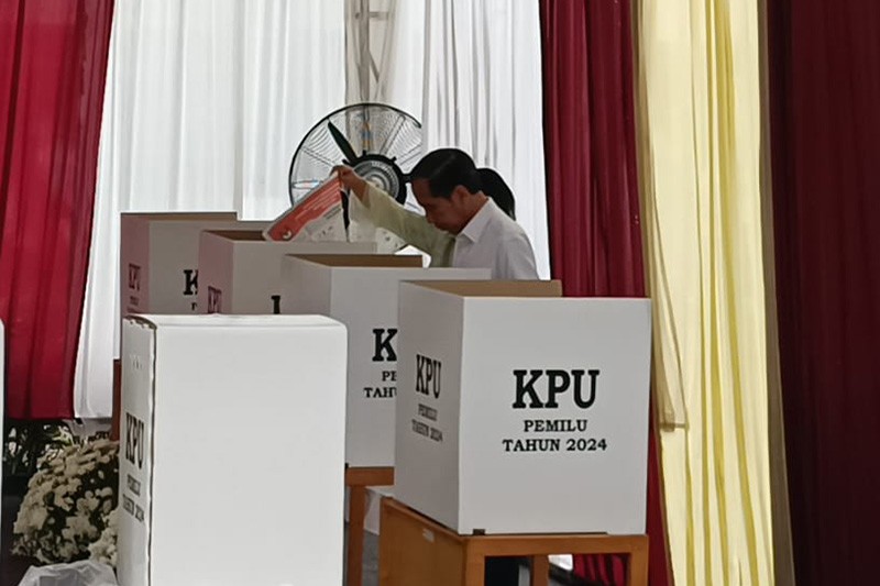 Foto-Foto Jokowi dan Iriana Nyoblos Pemilu 2024 - Bagian 3