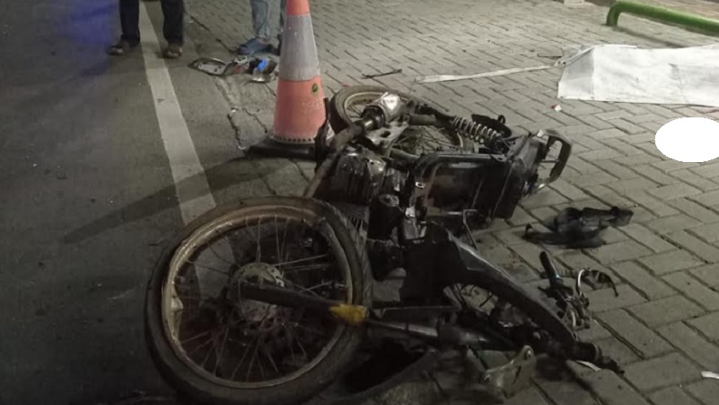 title Motor Dihantam Truk Boks di Garut, 2 Orang Tewas Terpental Motor Dihantam Truk Boks di Garut, 2 Orang Tewas Terpental
