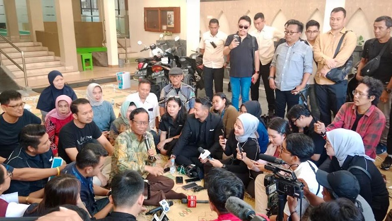 title Mahfud MD soal Pencoblosan: Momen Rakyat Beri Pengadilan ke Pemerintah Lewat Suara Mahfud MD soal Pencoblosan: Momen Rakyat Beri Pengadilan ke Pemerintah Lewat Suara