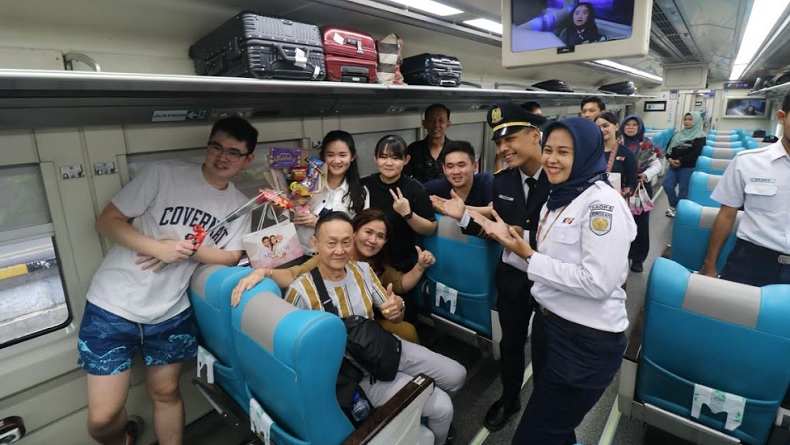 Penumpang KA Dapat Cokelat dan Bunga Mawar Usai Nyoblos