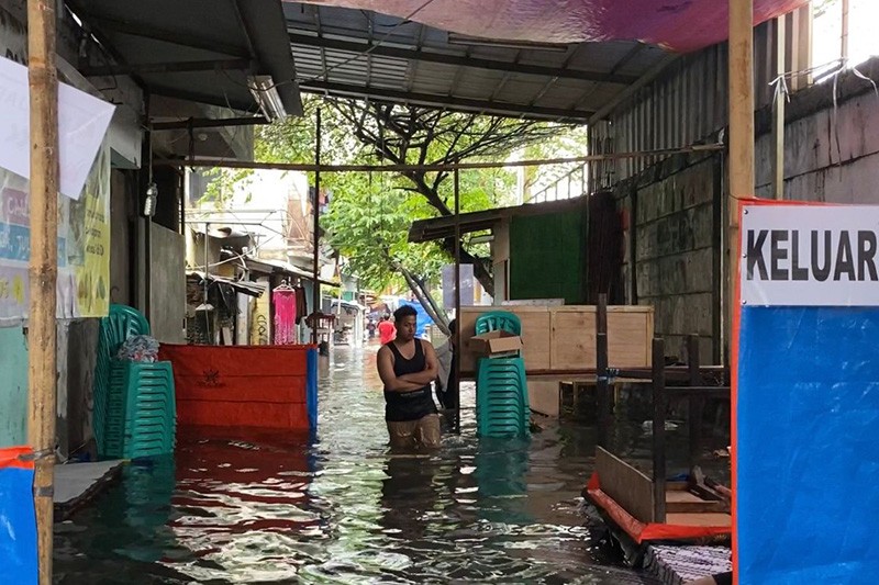 TPS 030 Kedoya Utara Banjir Setinggi Paha, Pencoblosan Menunggu Air Surut - Bagian 2