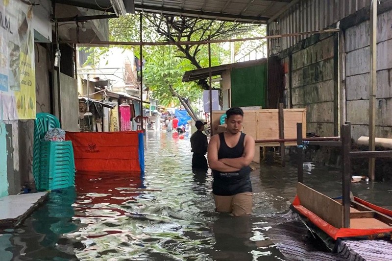 TPS 030 Kedoya Utara Banjir Setinggi Paha, Pencoblosan Menunggu Air Surut - Bagian 3