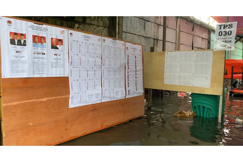 TPS 030 Kedoya Utara Banjir Setinggi Paha, Pencoblosan Menunggu Air Surut - Bagian 4