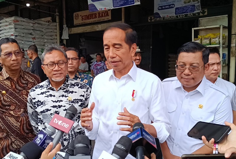 Presiden Jokowi Cek Stok Beras di Pasar Induk Cipinang - Bagian 2