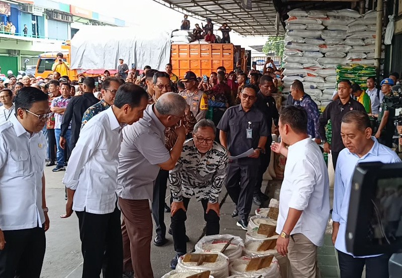 Presiden Jokowi Cek Stok Beras di Pasar Induk Cipinang - Bagian 1