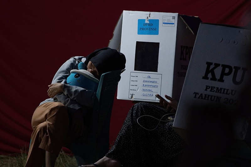 Anggota KPPS Hitung Surat Suara Pemilu 2024 hingga Dini Hari - Bagian 2