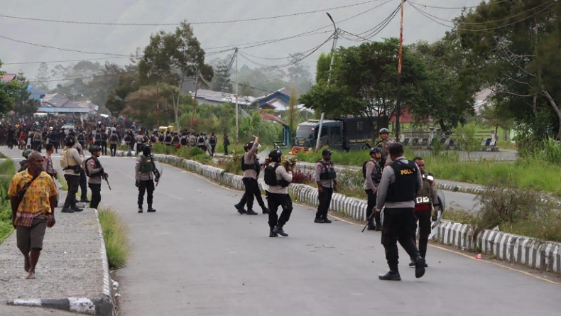 title Bentrokan Pendukung Caleg Gunakan Panah dan Parang di Puncak Jaya Tersebar di 9 Titik Bentrokan Pendukung Caleg Gunakan Panah dan Parang di Puncak Jaya Tersebar di 9 Titik