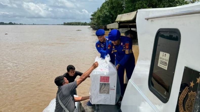 Banjir Muarojambi Meluas, Kotak Suara Diangkut Pakai Kapal Patroli Polairud Polda Jambi