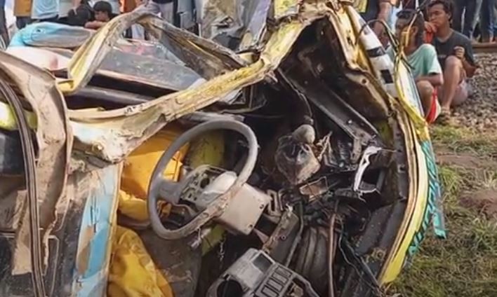 Ngeri! Begini Penampakan Dump Truk Hancur Ditabrak KA Manahan di Brebes