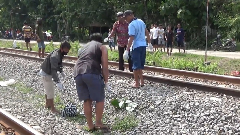 Polisi Dibantu Warga Kumpulkan Bagian Tubuh IRT Tewas Tertabrak Kereta Api di Ngawi