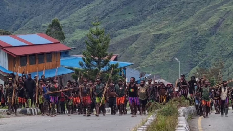 title Massa Pendukung Caleg Saling Serang di Puncak Jaya, 62 Orang Terluka Massa Pendukung Caleg Saling Serang di Puncak Jaya, 62 Orang Terluka