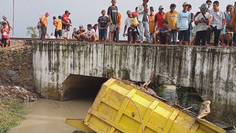 2 Korban Tewas Truk Tertabrak KA Manahan, Bapak dan Anak 5 Tahun Warga Banjarparakan