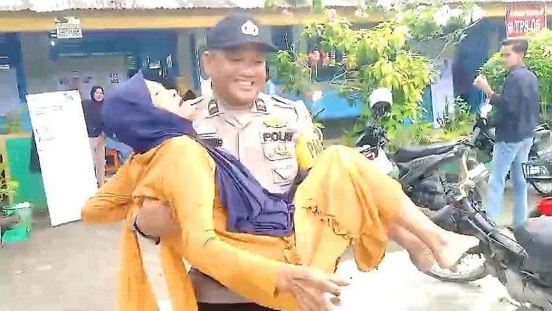 Aksi Heroik Personel Polda Riau Aipda Ralon Gendong Nenek 93 Tahun ke TPS 