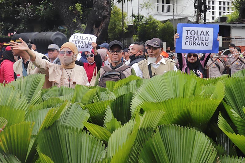 Tolak Pemilu Curang, Puluhan Warga Unjuk Rasa di KPU - Bagian 4