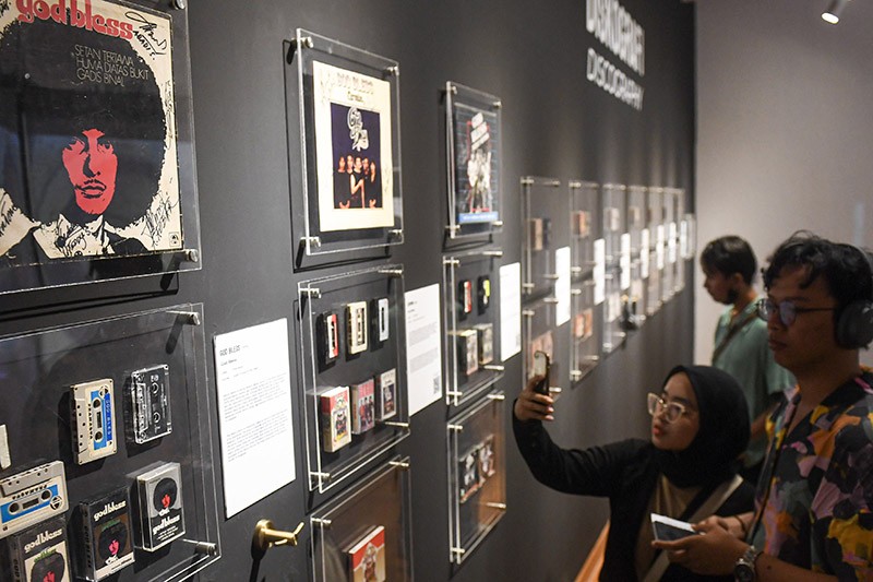 Pameran Koleksi Album hingga Kostum Grup Band God Bless - Bagian 2