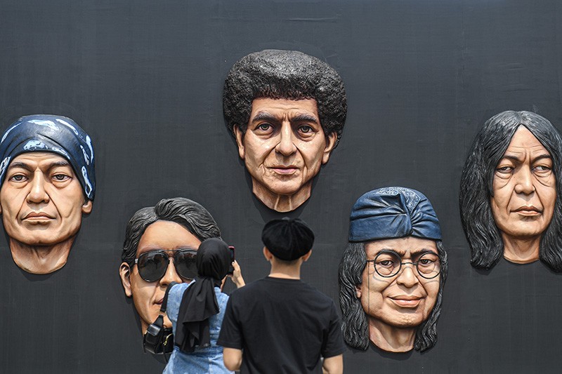 Pameran Koleksi Album hingga Kostum Grup Band God Bless - Bagian 1