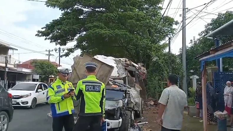 Minibus Bawa Rombongan Pelayat Kecelakaan di Maros, 1 Orang Tewas 3 Dilarikan ke RS
