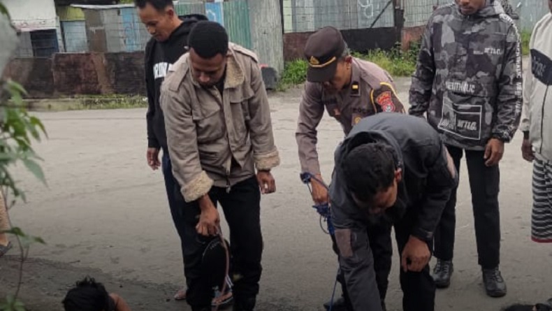 title Diduga Mabuk lalu Kecelakaan, Pria Tanpa Identitas Tewas Tertindih Motor di Selokan Wamena Diduga Mabuk lalu Kecelakaan, Pria Tanpa Identitas Tewas Tertindih Motor di Selokan Wamena