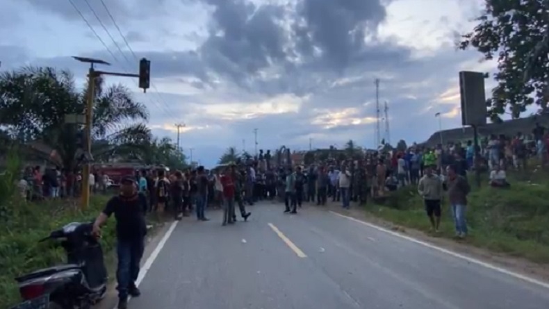 title Jalinsum di Muratara Lumpuh Total 3 Jam usai Diblokir Ratusan Warga Jalinsum di Muratara Lumpuh Total 3 Jam usai Diblokir Ratusan Warga