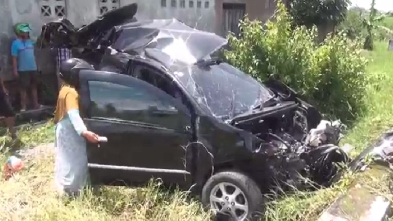 Ngeri, Mobil Ringsek Tertabrak Kereta di Malang, Pengemudi Selamat