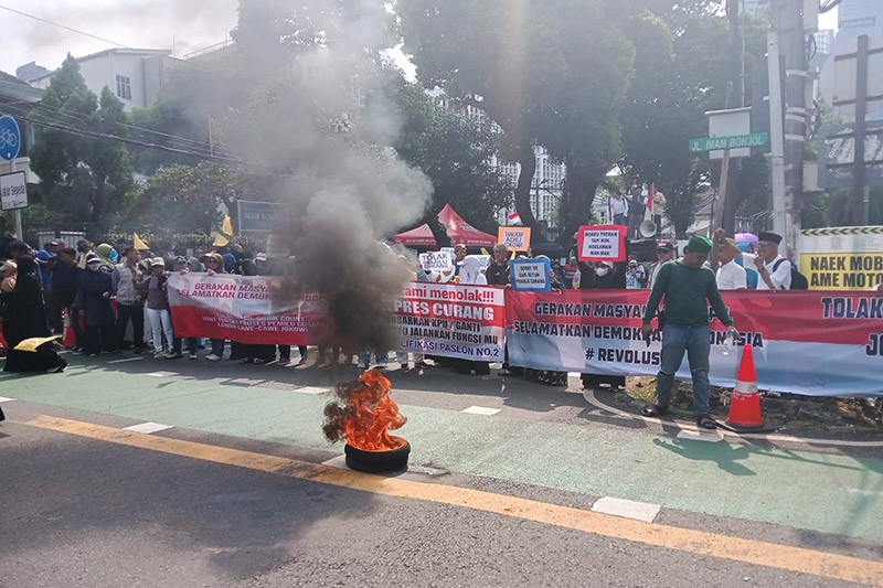 Unjuk Rasa Tolak Pemilu Curang di KPU Memanas, Massa Membakar Ban - Bagian 2