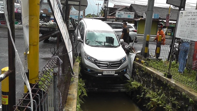 Hujan Deras, Honda CRV Terjun ke Selokan Mataram Yogyakarta Jadi Tontonan Warga