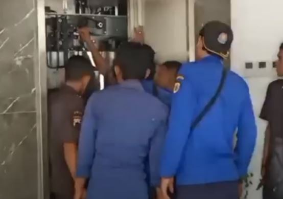 Ngeri! 3 Orang Terjebak Lift Anjlok Selama 45 Menit di Kantor KPT Brebes 