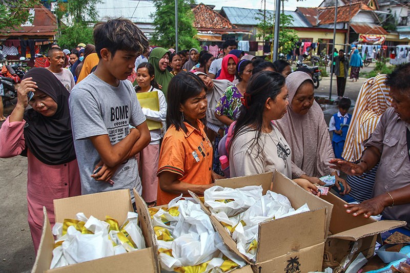 Warga Palembang Antre Beli Paket Beras dan Minyak Goreng Harga Rp67.000 - Bagian 3