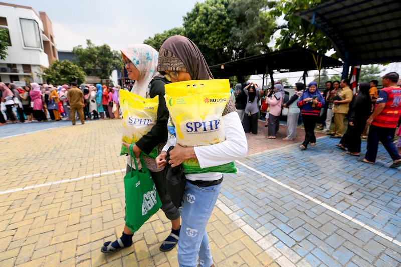 Antrean Panjang Warga Tangerang Beli Beras Murah - Bagian 1