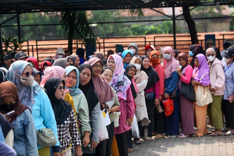 Antrean Panjang Warga Tangerang Beli Beras Murah - Bagian 3