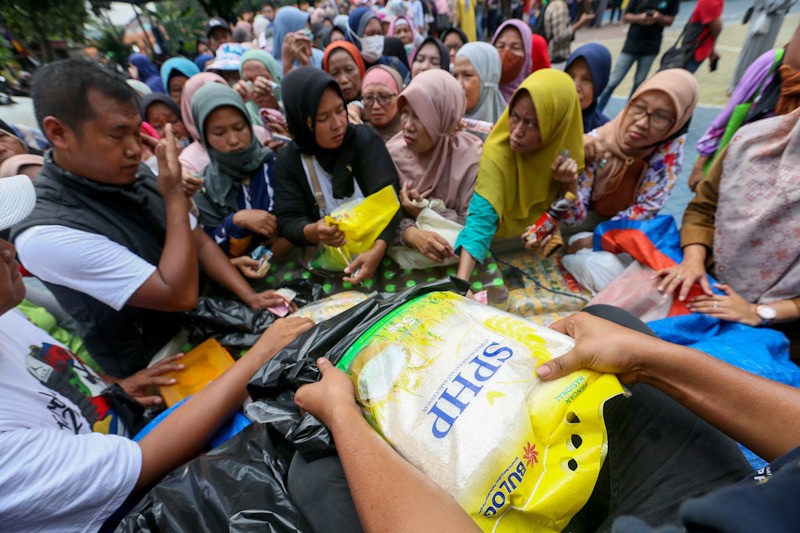 Antrean Panjang Warga Tangerang Beli Beras Murah - Bagian 2