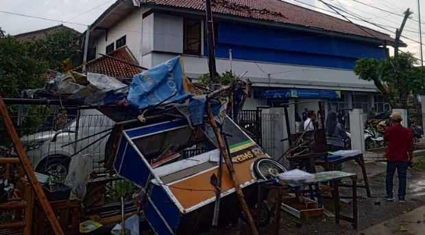 Kesaksian Warga Detik-Detik Angin Puting Beliung Terjang Cicalengka Bandung