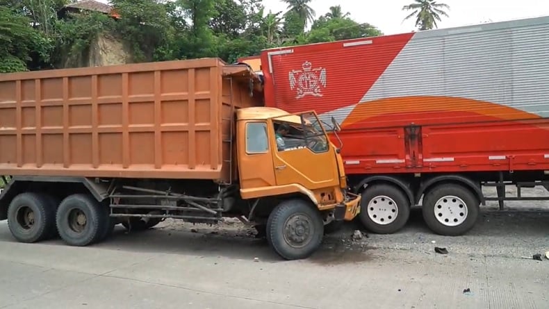 title 2 Truk Kecelakaan di Jalan Raya Lingkar Selatan Cilegon, Sopir Terjepit 2 Truk Kecelakaan di Jalan Raya Lingkar Selatan Cilegon, Sopir Terjepit